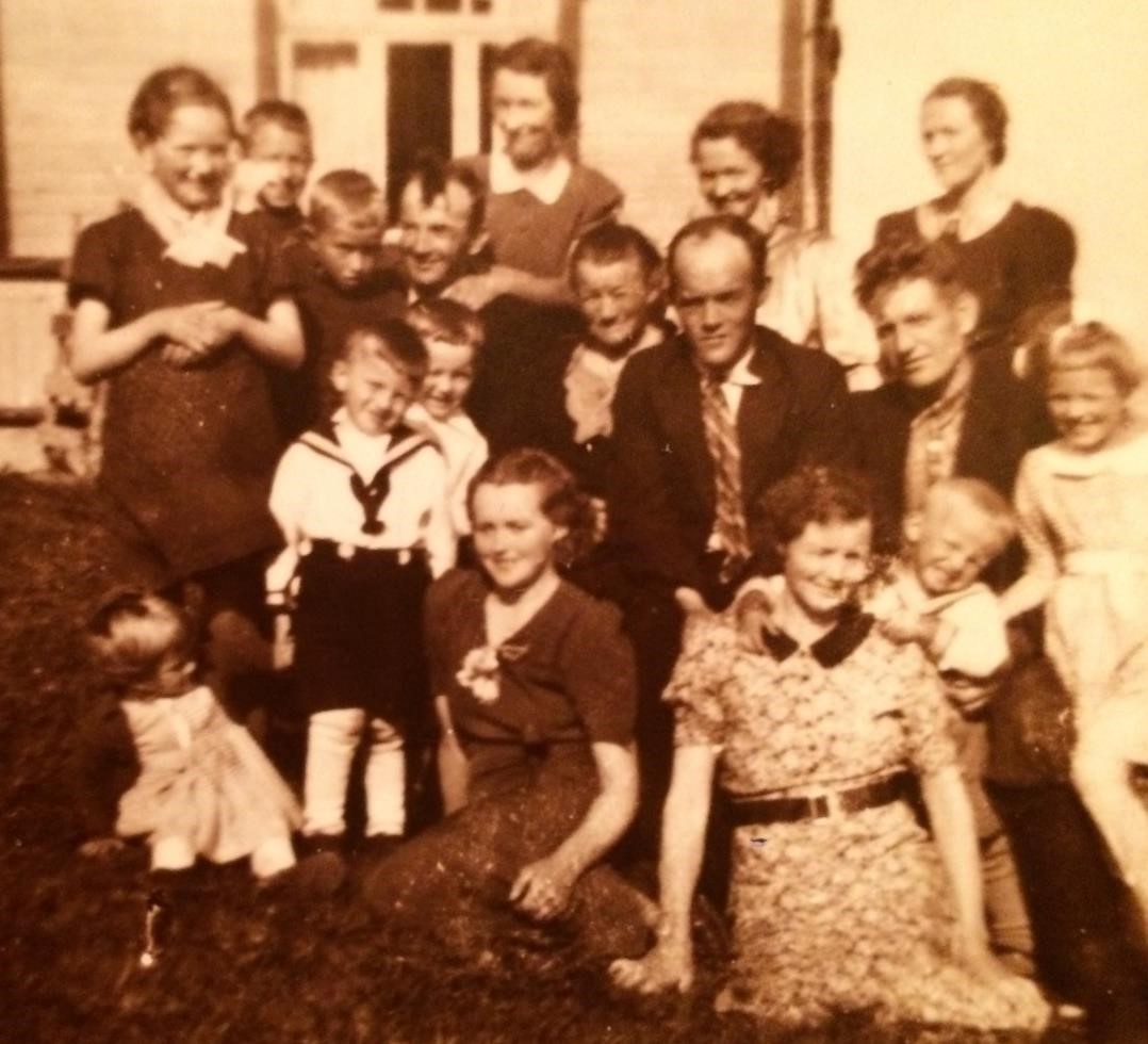 Stor familiesamling utenfor huset, rundt 1945 til 1947.